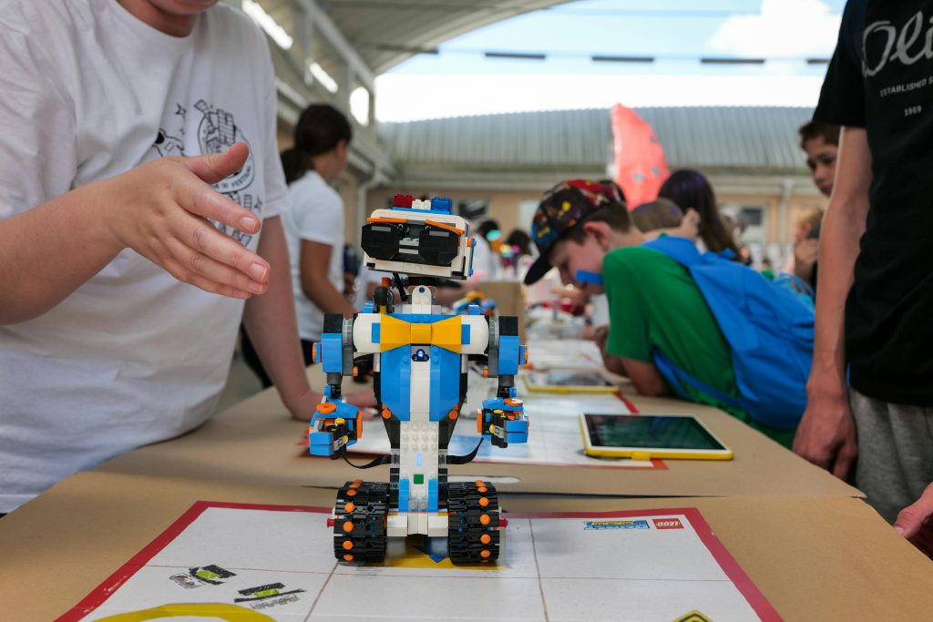 Kids participate in a robotics workshop at Garešnica, focusing on education and creativity.